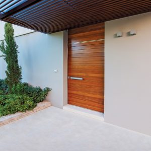 Αξονική πόρτα ασφαλείας Golden Door με επένδυση από Iroko