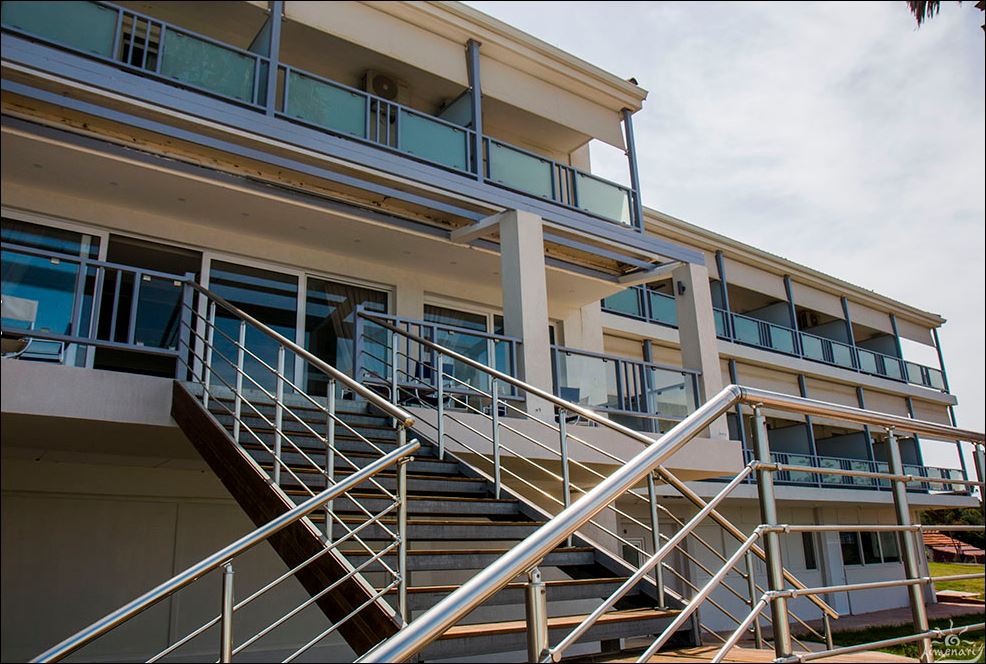 Τοποθέτηση καγκέλων αλουμινίου τύπου Inox στο ξενοδοχείο Limenari Sun Resort-Φιλιατρά Μεσσηνίας